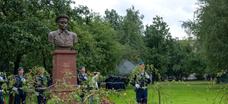 Памятник легендарному «десантнику №1»